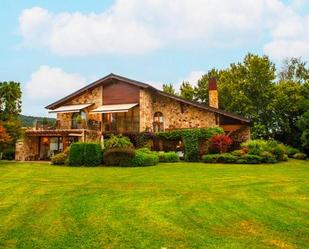 Vista exterior de Casa o xalet en venda en Cabezón de la Sal amb Calefacció, Jardí privat i Terrassa