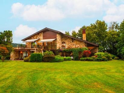 Vista exterior de Casa o xalet en venda en Cabezón de la Sal amb Calefacció, Jardí privat i Terrassa