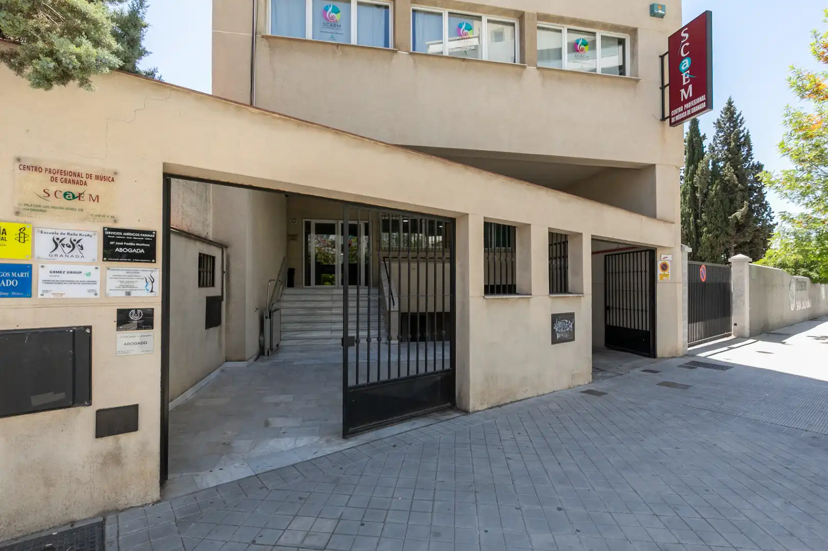 Vista exterior de Edifici en venda en Granada amb Alarma