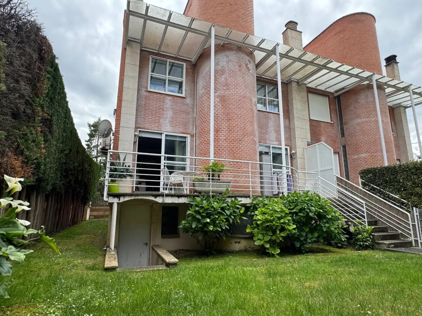 Außenansicht von Haus oder Chalet zum Verkauf in  Logroño mit Klimaanlage, Heizung und Privatgarten