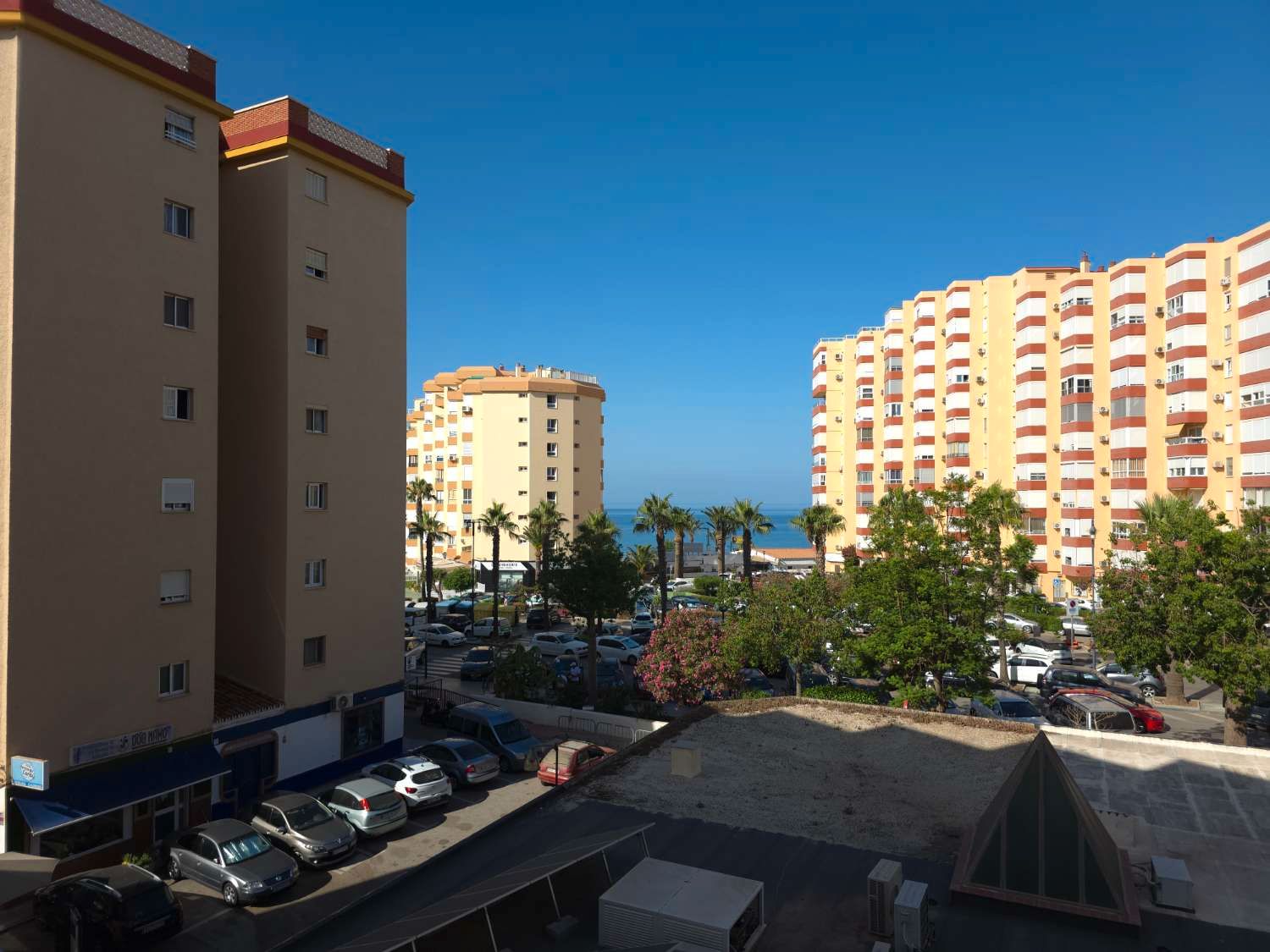 Vista exterior de Pis de lloguer en Torrox amb Parquet i Moblat