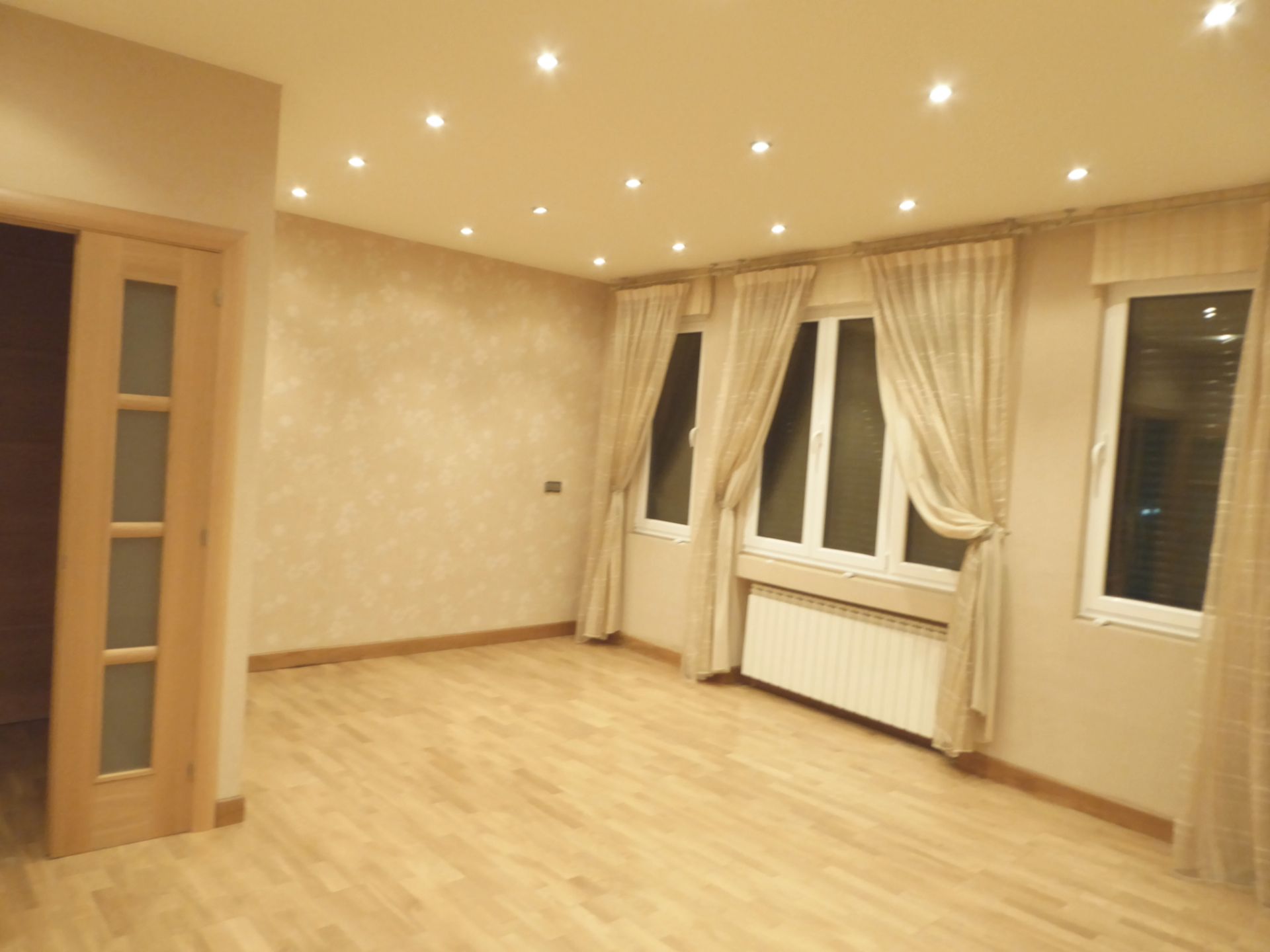 Sala d'estar de Pis de lloguer en Oviedo  amb Calefacció, Parquet i Forn