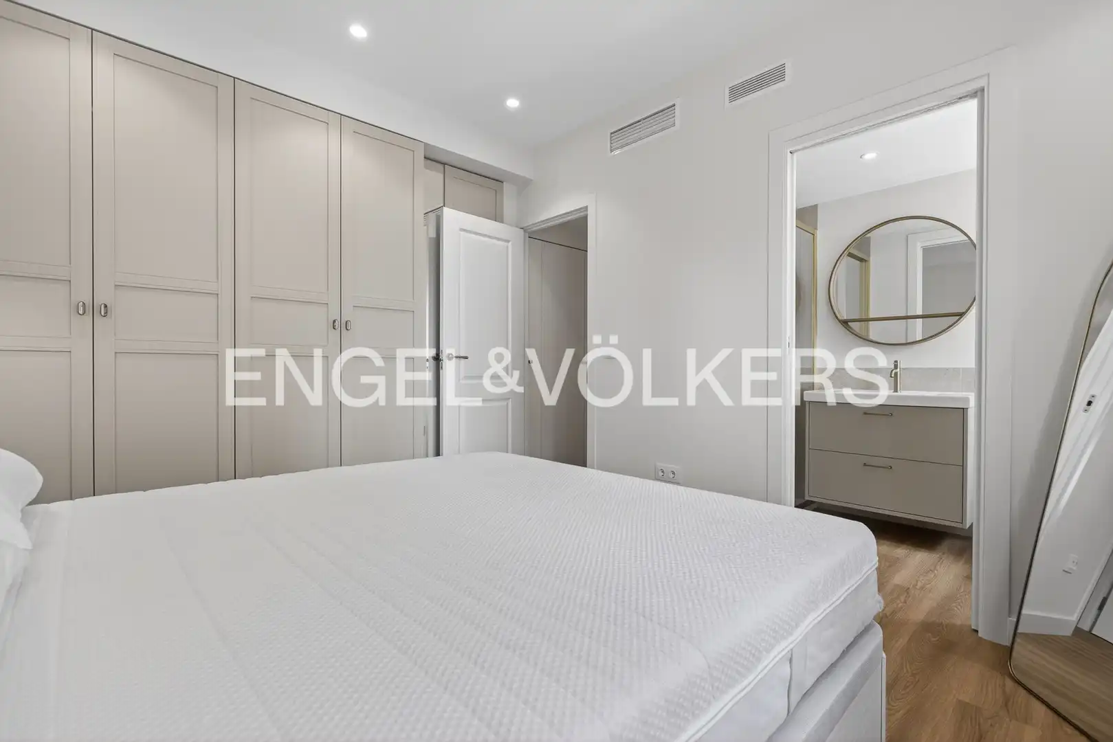 Bedroom of Flat for sale in Sevilla  with Heating, Parquet flooring and Terrace