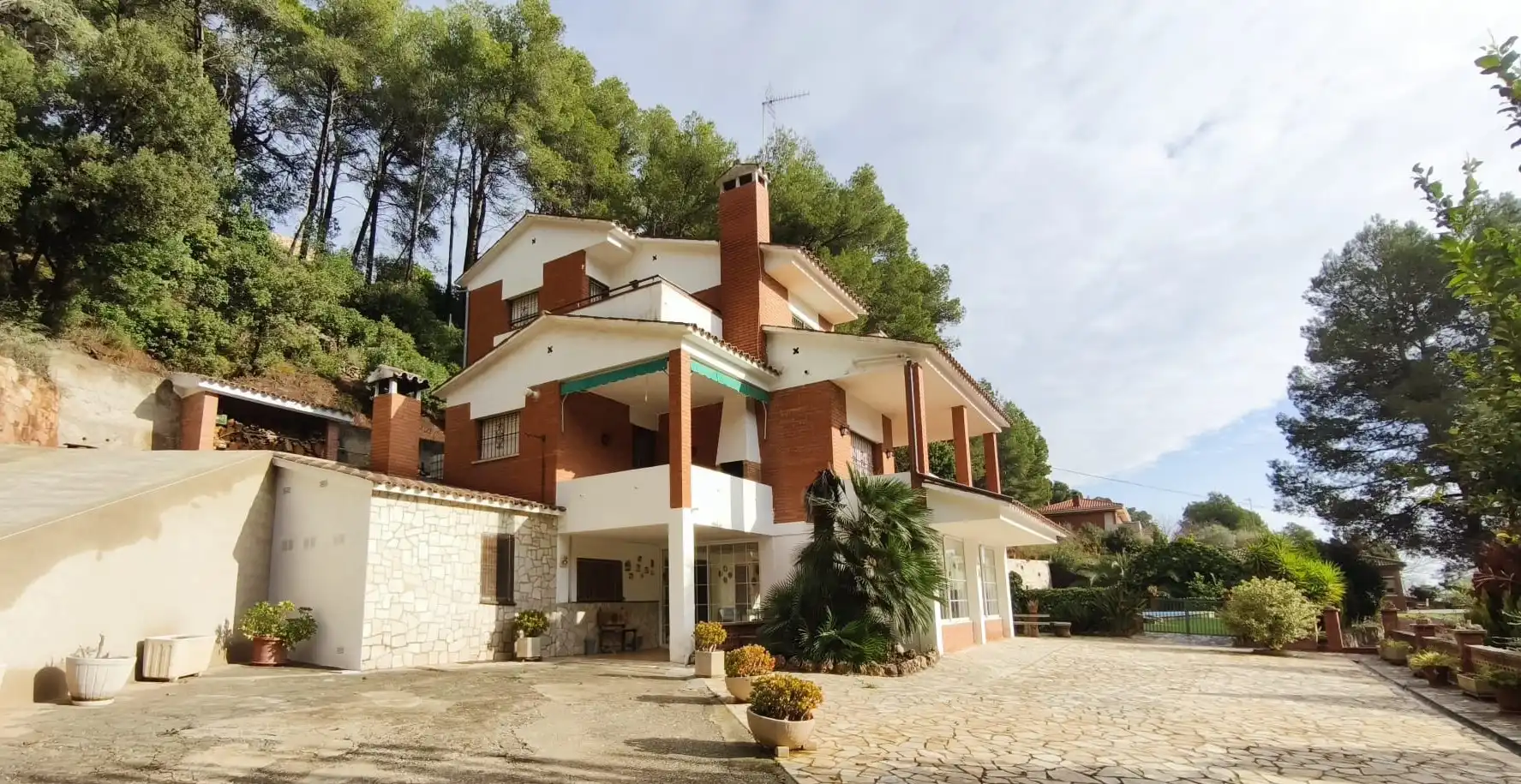 Vista exterior de Casa o xalet en venda en Cervelló amb Jardí privat, Terrassa i Piscina