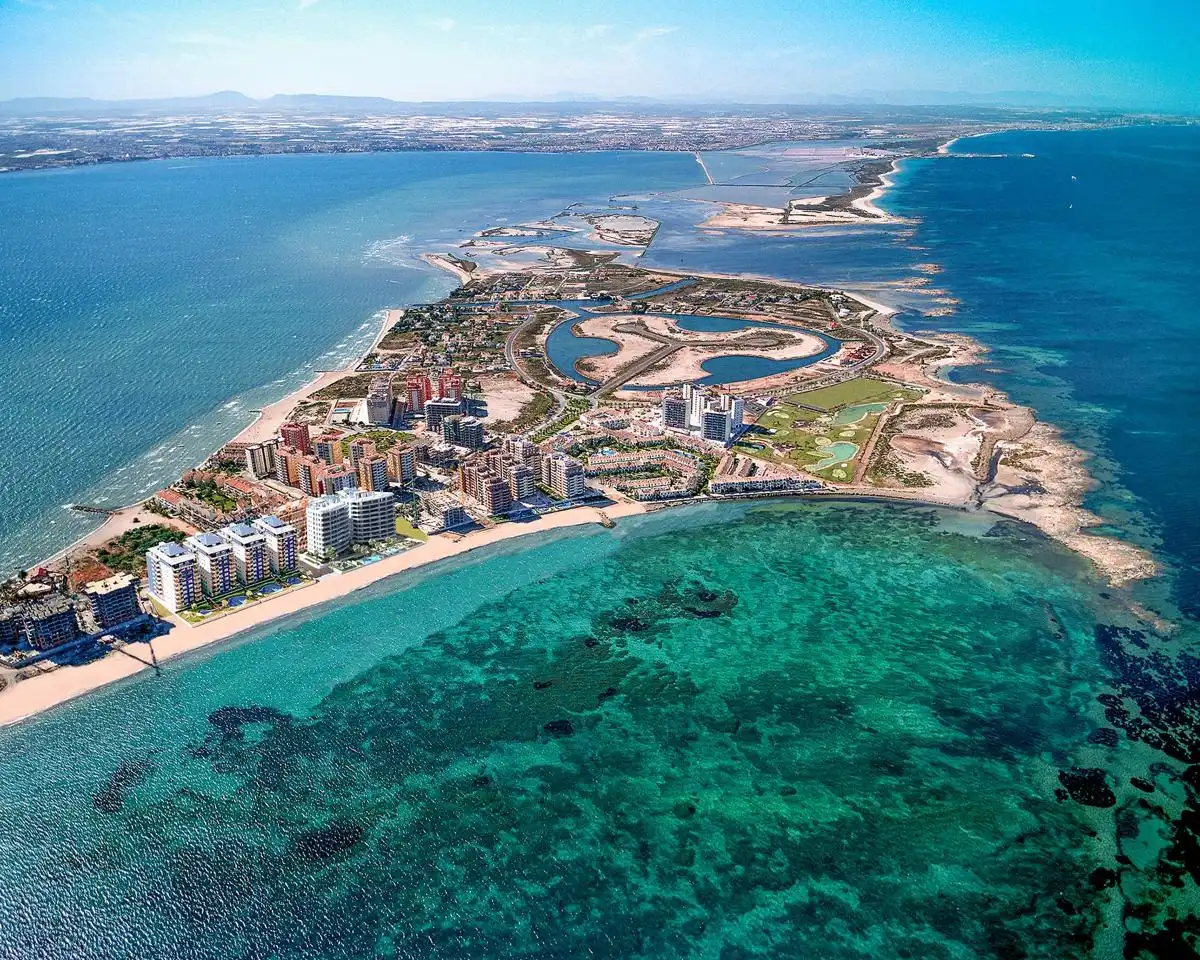 Vista exterior de Apartament en venda en La Manga del Mar Menor amb Aire condicionat, Jardí privat i Terrassa