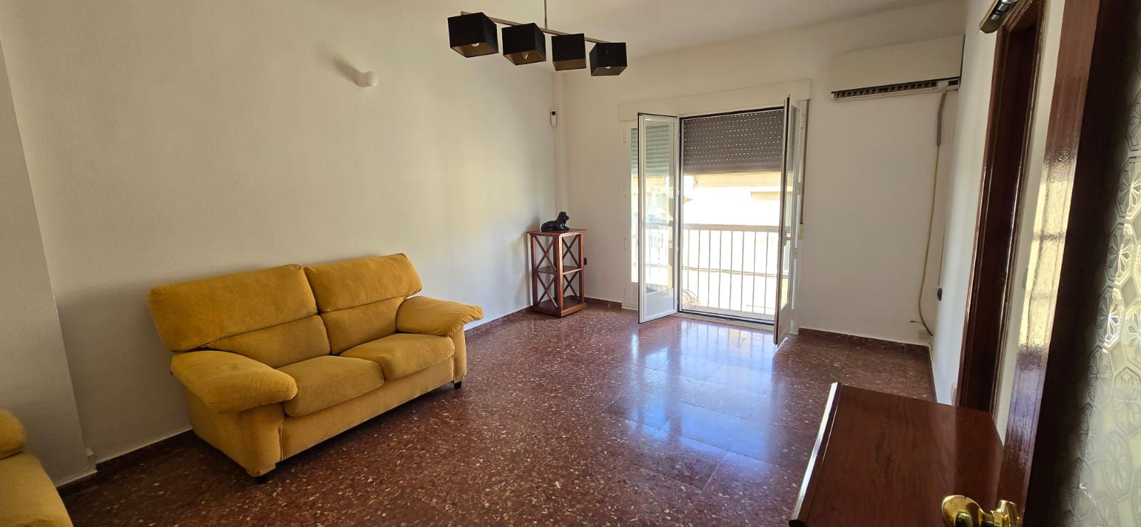 Sala d'estar de Pis en venda en Úbeda amb Aire condicionat, Moblat i Balcó