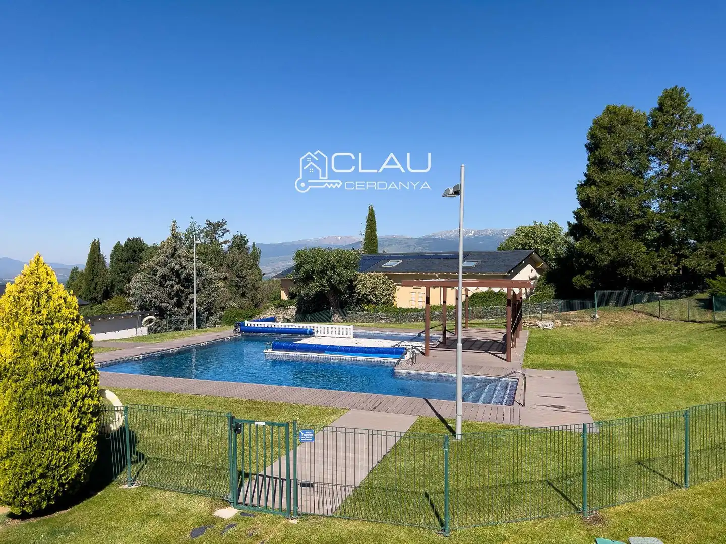 Piscina de Piso de alquiler en Osséja con Calefacción, Jardín privado y Parquet