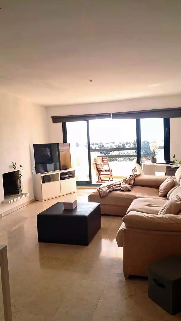 Sala d'estar de Àtic en venda en Estepona amb Aire condicionat, Terrassa i Piscina