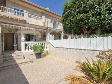 Terraced house with balcony for sale in calle Englantina