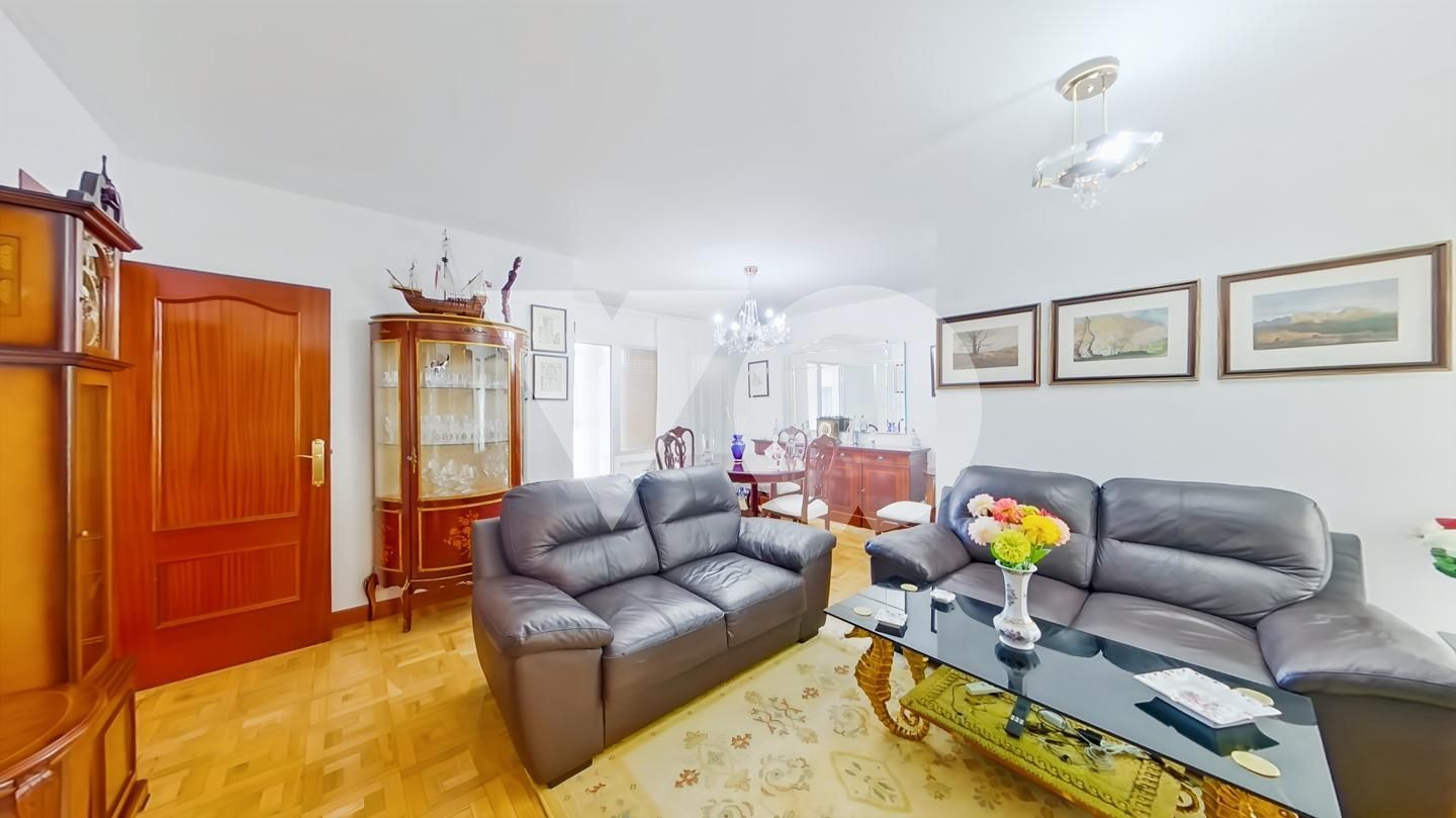 Living room of Flat for sale in  Madrid Capital  with Heating, Parquet flooring and Terrace