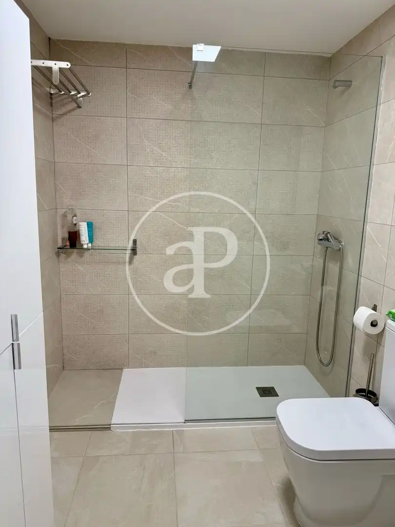 Bathroom of Flat for rent in Valencia  with Air Conditioner, Heating and Private garden