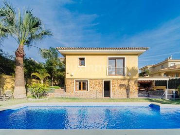 Villa con piscina in vendita a El Tossal - Bello Horizonte