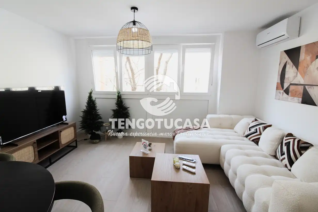 Living room of Flat for sale in Madrid  with Air Conditioner, Heating and Furnished