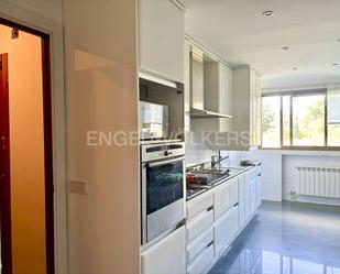 Cuina de Apartament de lloguer en  Madrid Capital amb Aire condicionat, Terrassa i Piscina