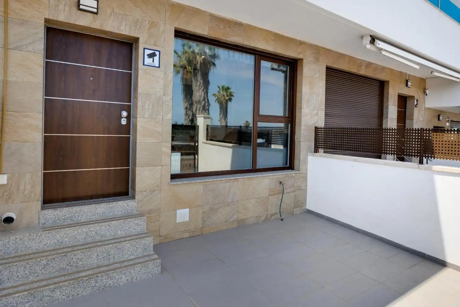 Außenansicht von Einfamilien-Reihenhaus zum Verkauf in Torrevieja mit Klimaanlage, Heizung und Terrasse
