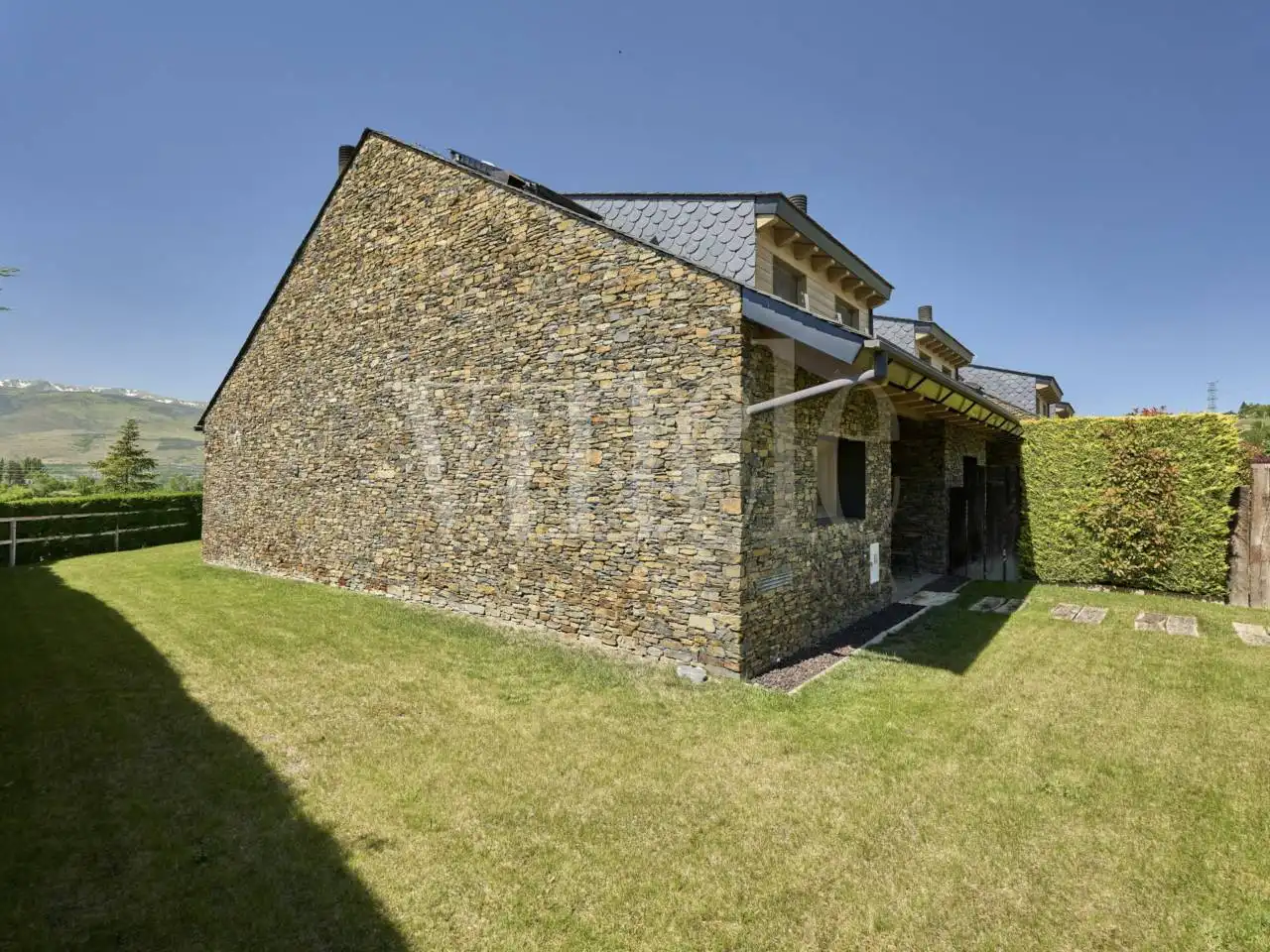 Vista exterior de Casa adosada en venda en Alp amb Calefacció, Jardí privat i Parquet