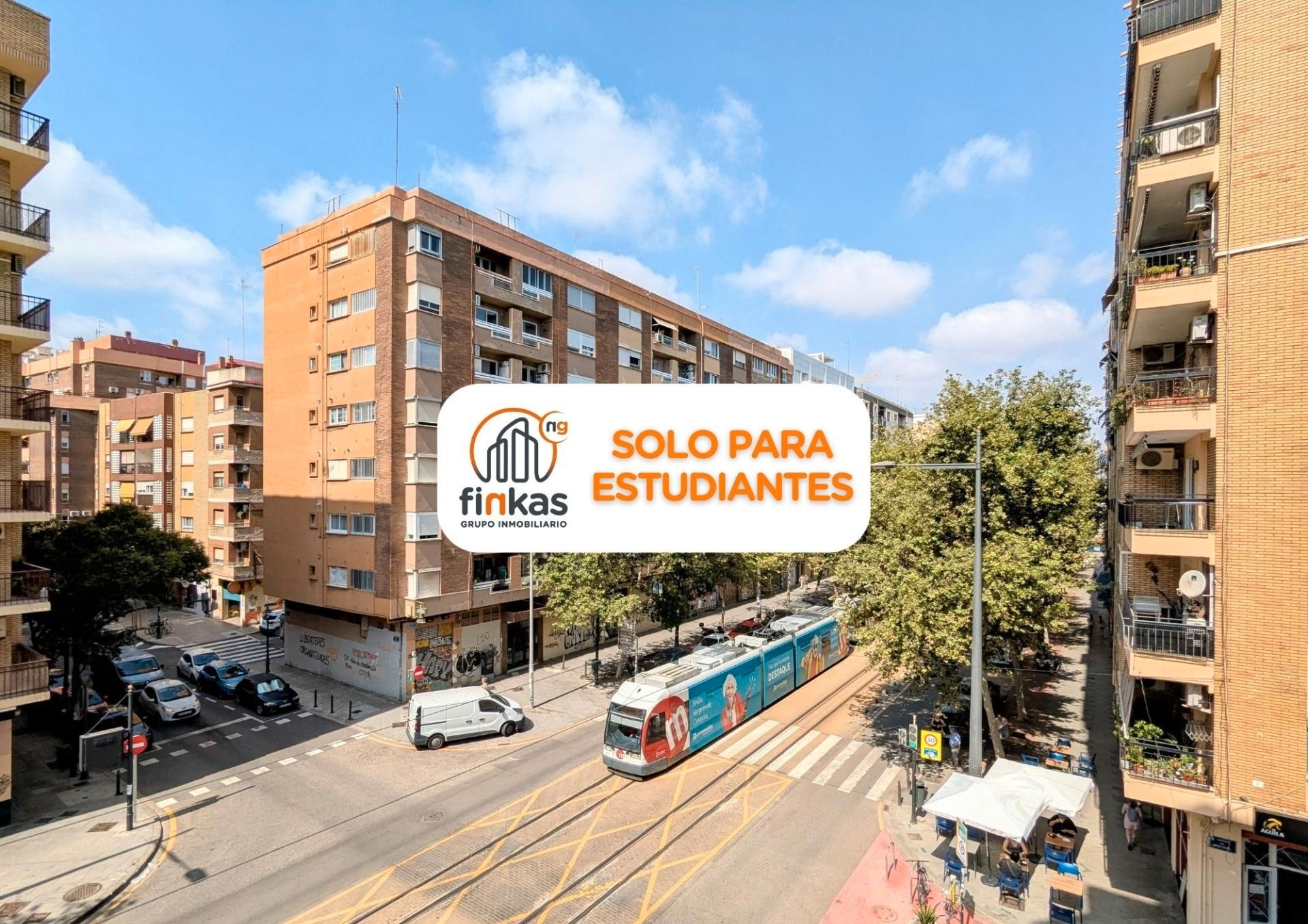 Vista exterior de Piso de alquiler en  Valencia Capital con Amueblado, Horno y Lavadora