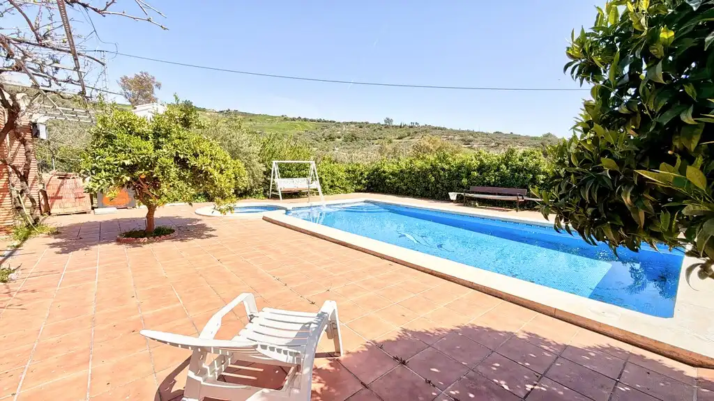 Piscina de Finca rústica en venta en Periana con Aire acondicionado, Jardín privado y Terraza