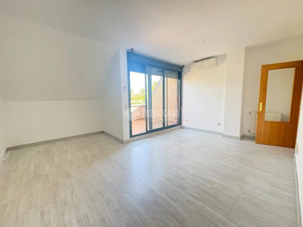 Living room of Flat for sale in Boadilla del Monte  with Terrace, Storage room and Community pool