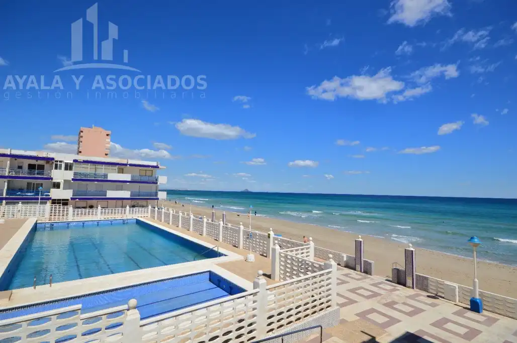 Schwimmbecken von Wohnung zum Verkauf in La Manga del Mar Menor mit Klimaanlage, Heizung und Parkett