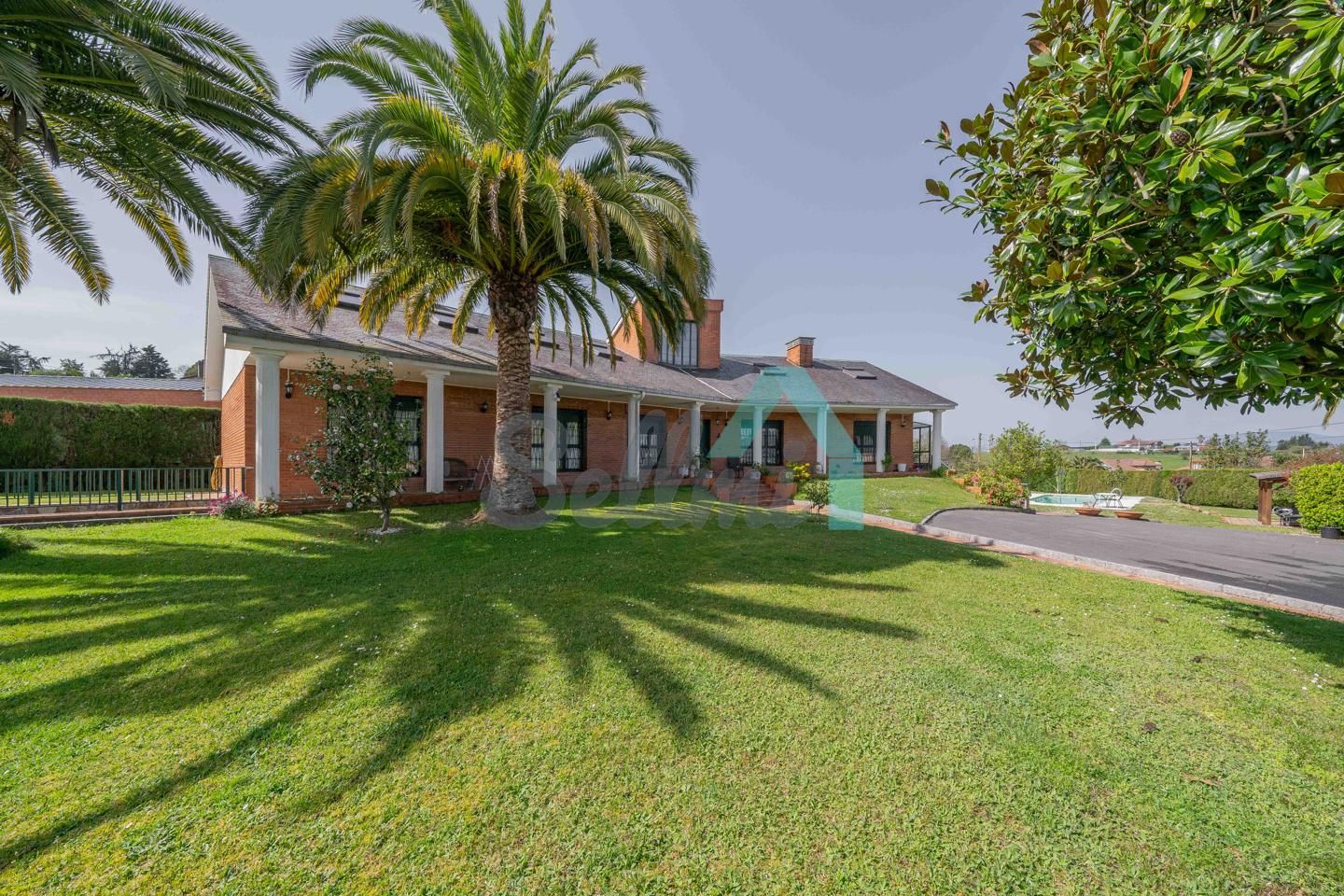 Vista exterior de Casa o xalet en venda en Oviedo  amb Calefacció, Jardí privat i Parquet
