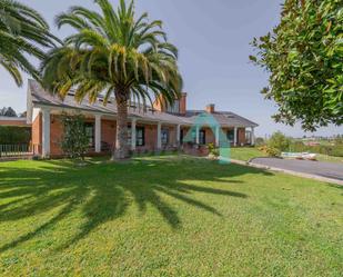 Vista exterior de Casa o xalet en venda en Oviedo  amb Calefacció, Jardí privat i Parquet