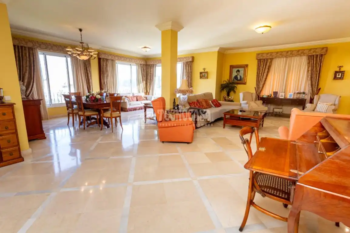 Houses for sale in Algeciras  with Air Conditioner and Swimming Pool