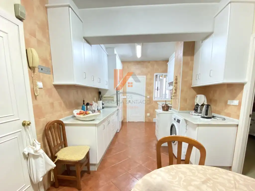 Cocina de Piso en venta en Santiago de Compostela  con Calefacción y Horno