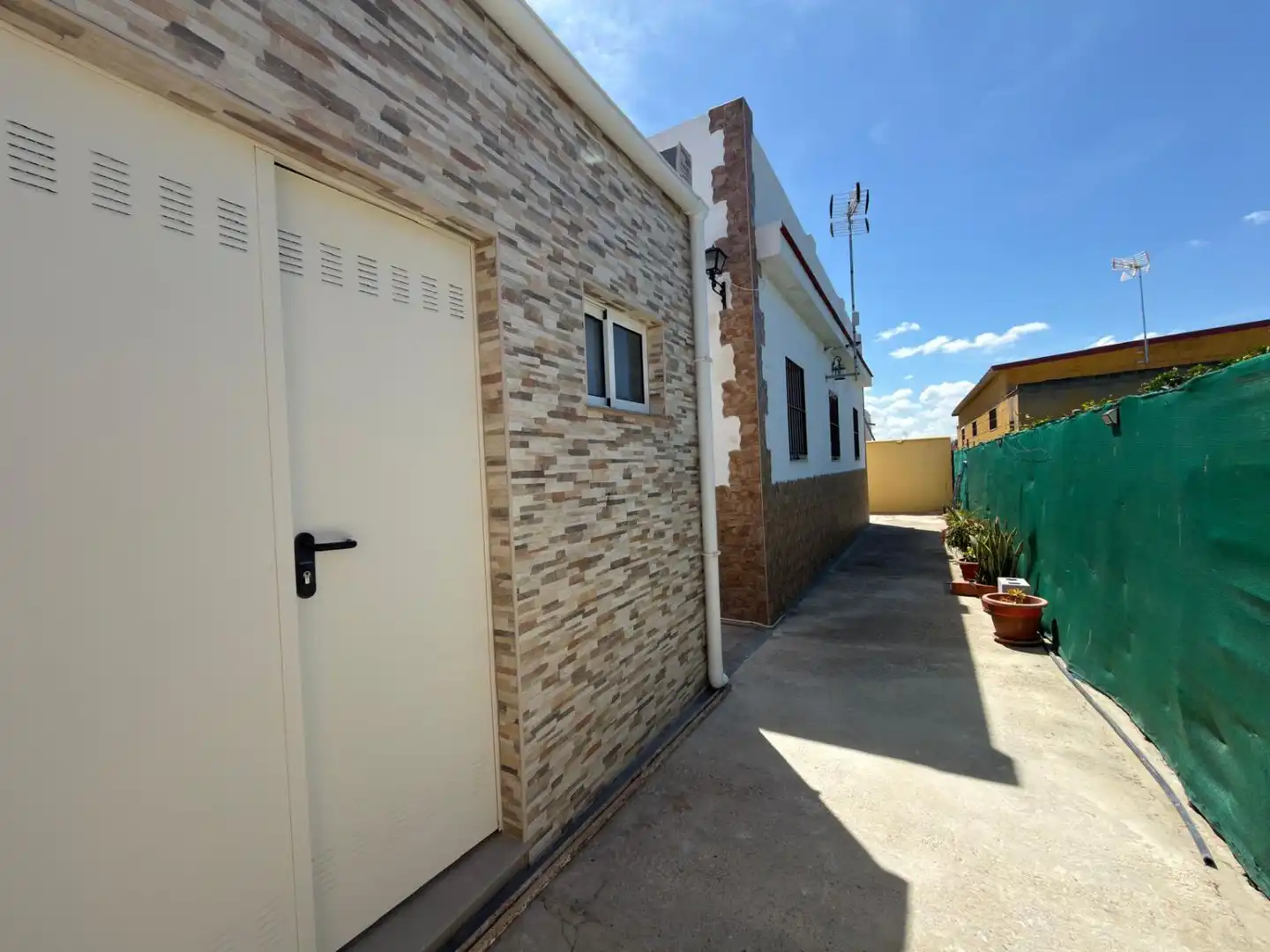 Vista exterior de Casa o xalet en venda en Los Palacios y Villafranca amb Piscina