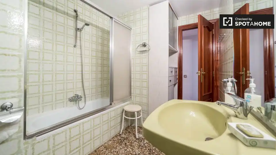 Baño de Piso de alquiler en Valencia con Aire acondicionado, Calefacción y Amueblado
