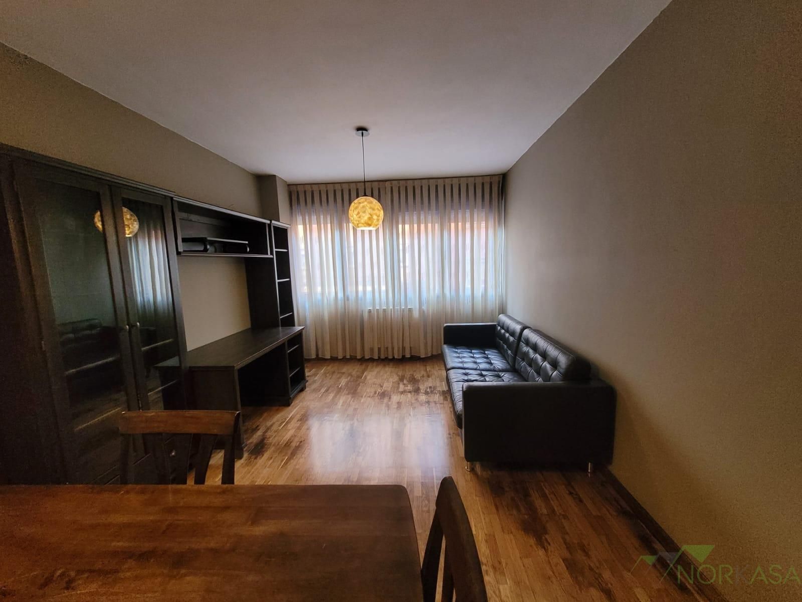 Sala de estar de Piso de alquiler en Oviedo  con Calefacción, Parquet y Amueblado