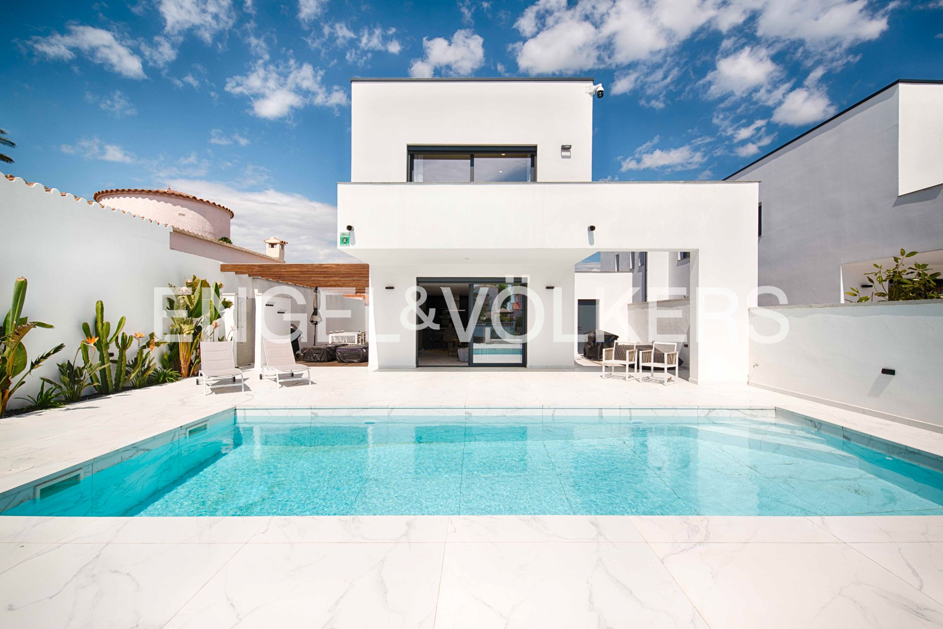 Vista exterior de Casa o xalet en venda en Empuriabrava amb Aire condicionat, Jardí privat i Terrassa