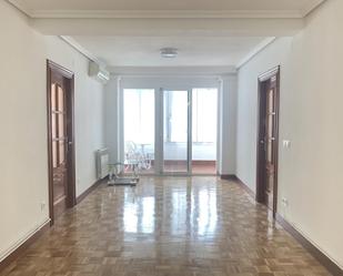 Living room of Flat to rent in  Madrid Capital  with Air Conditioner, Heating and Parquet flooring