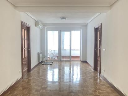 Living room of Flat to rent in  Madrid Capital  with Air Conditioner, Heating and Parquet flooring