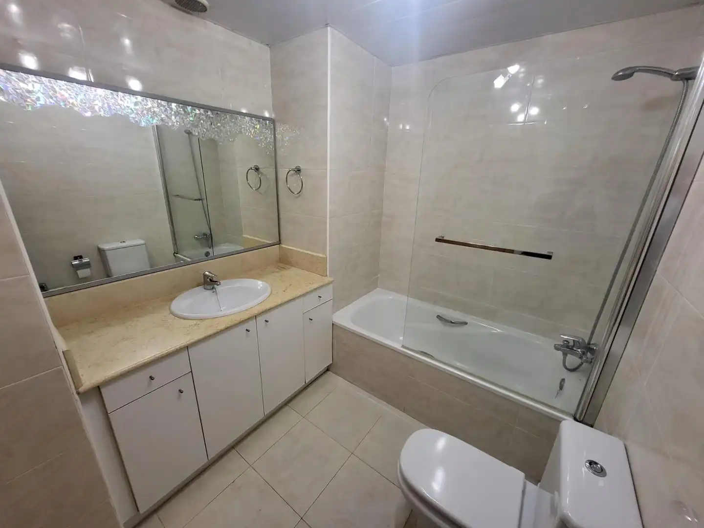 Badezimmer von Erdgeschoss zum Verkauf in Salou mit Klimaanlage, Heizung und Terrasse