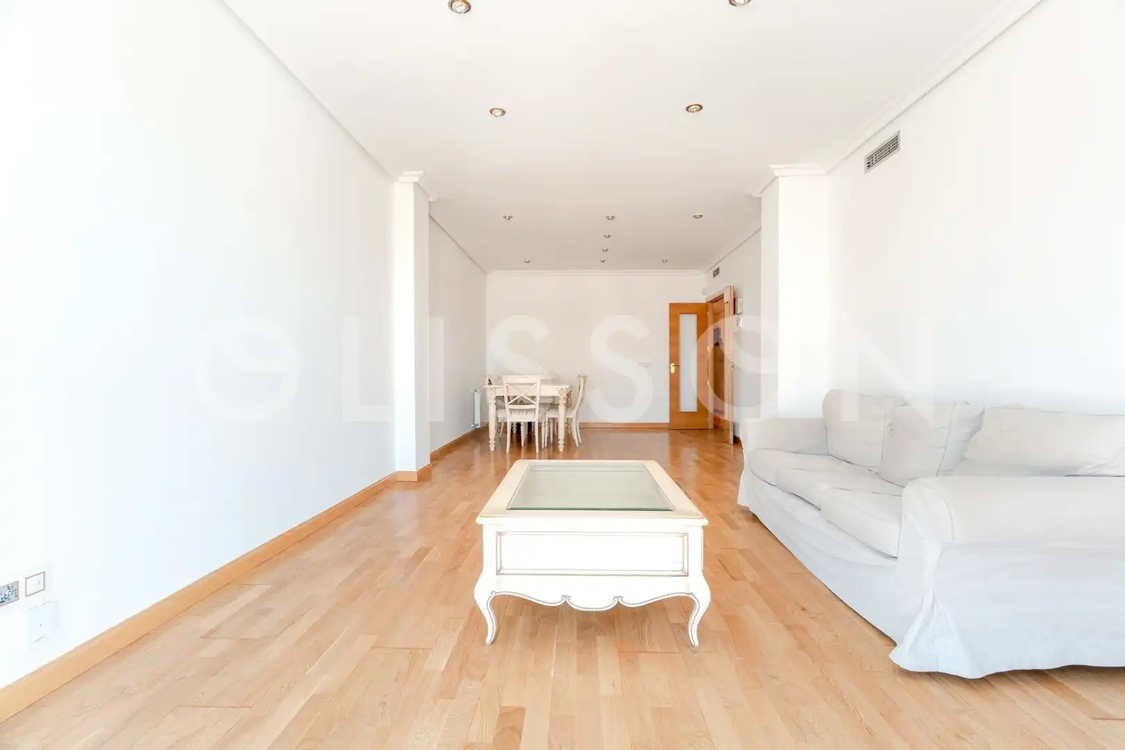 Sala d'estar de Pis en venda en Madrid amb Aire condicionat
