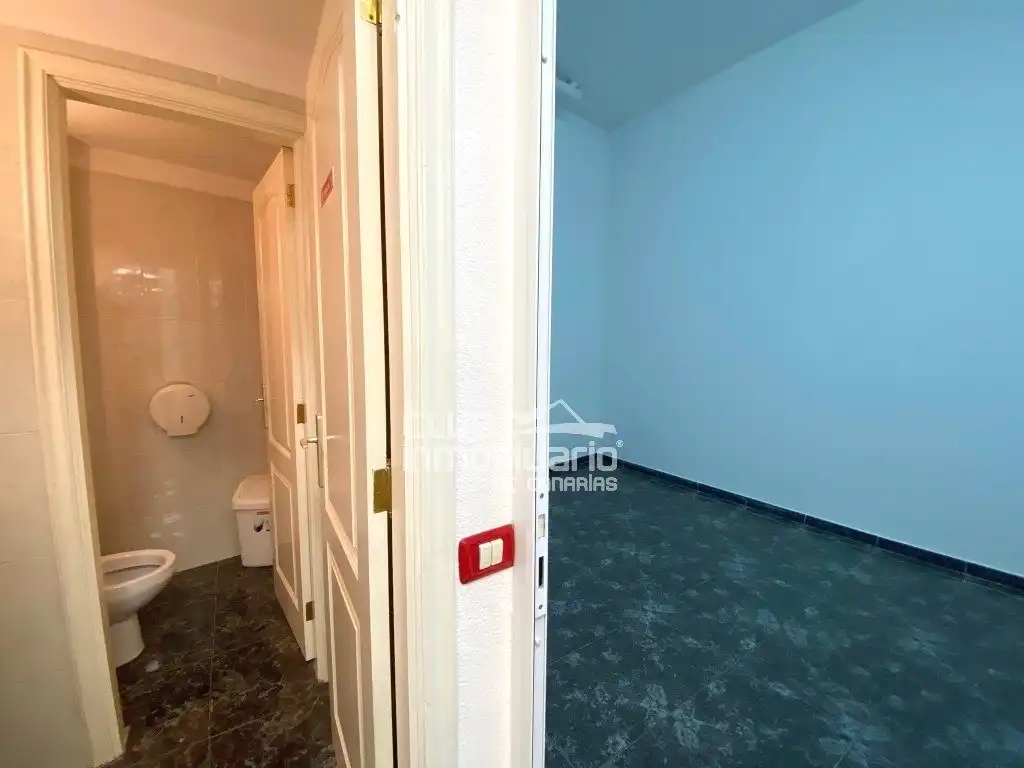 Commercial properties for rent in Santa Cruz de Tenerife  with Air Conditioner