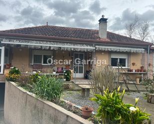 Vista exterior de Casa o xalet en venda en San Amaro amb Calefacció, Jardí privat i Terrassa