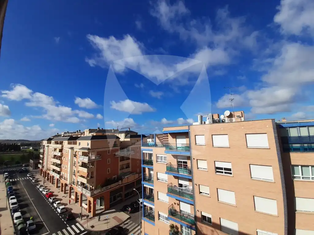 Vista exterior de Àtic de lloguer en Badajoz amb Aire condicionat i Terrassa