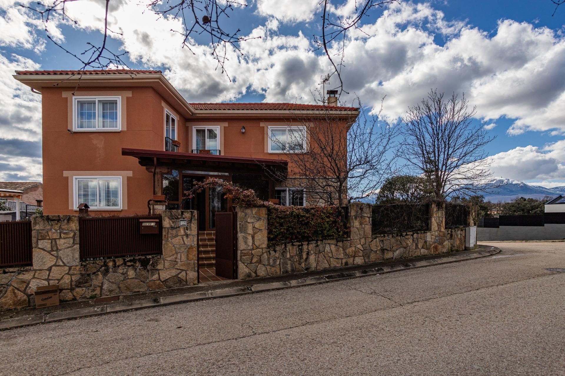 Vista exterior de Casa o xalet en venda en Guadalix de la Sierra amb Calefacció, Jardí privat i Terrassa