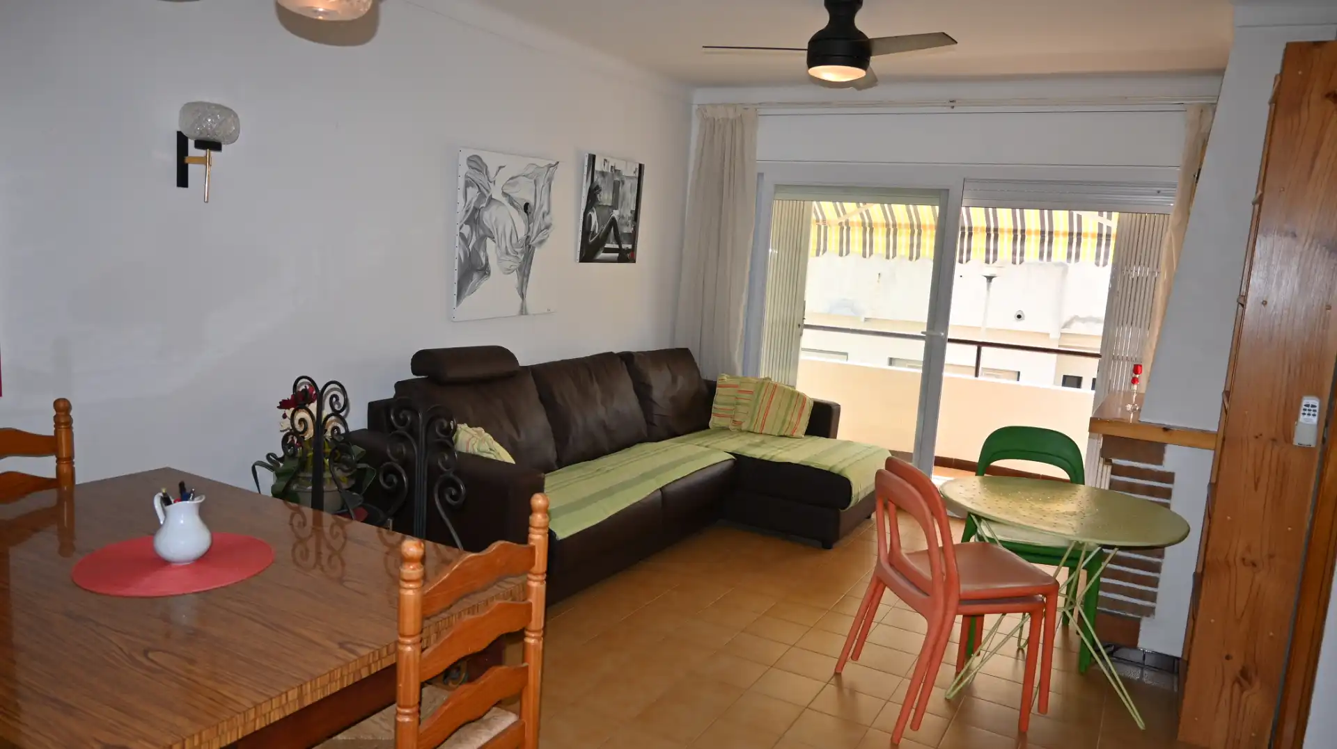 Wohnzimmer von Einfamilien-Reihenhaus zum Verkauf in L'Escala mit Möbliert