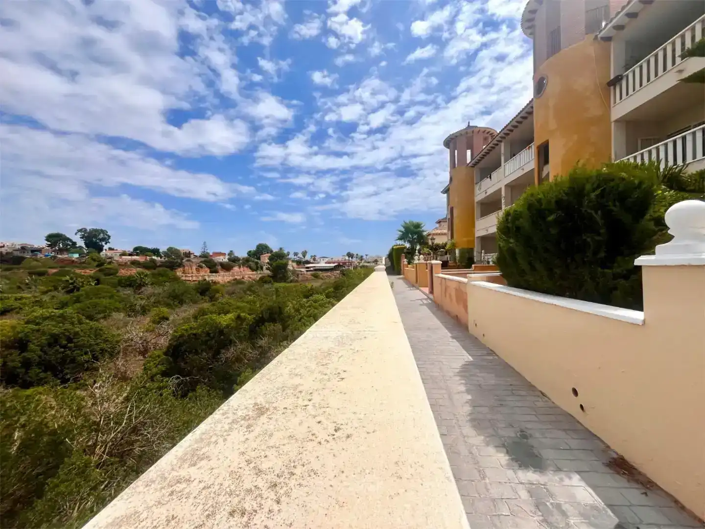 Vista exterior de Apartament en venda en Orihuela amb Aire condicionat, Piscina i Balcó