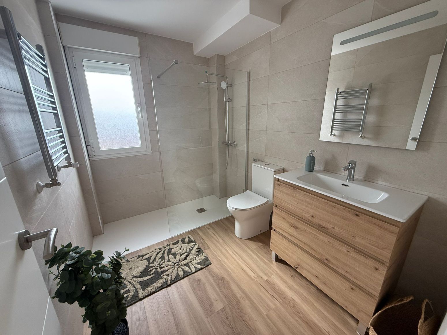 Bathroom of Flat to rent in Gijón   with Heating and Furnished
