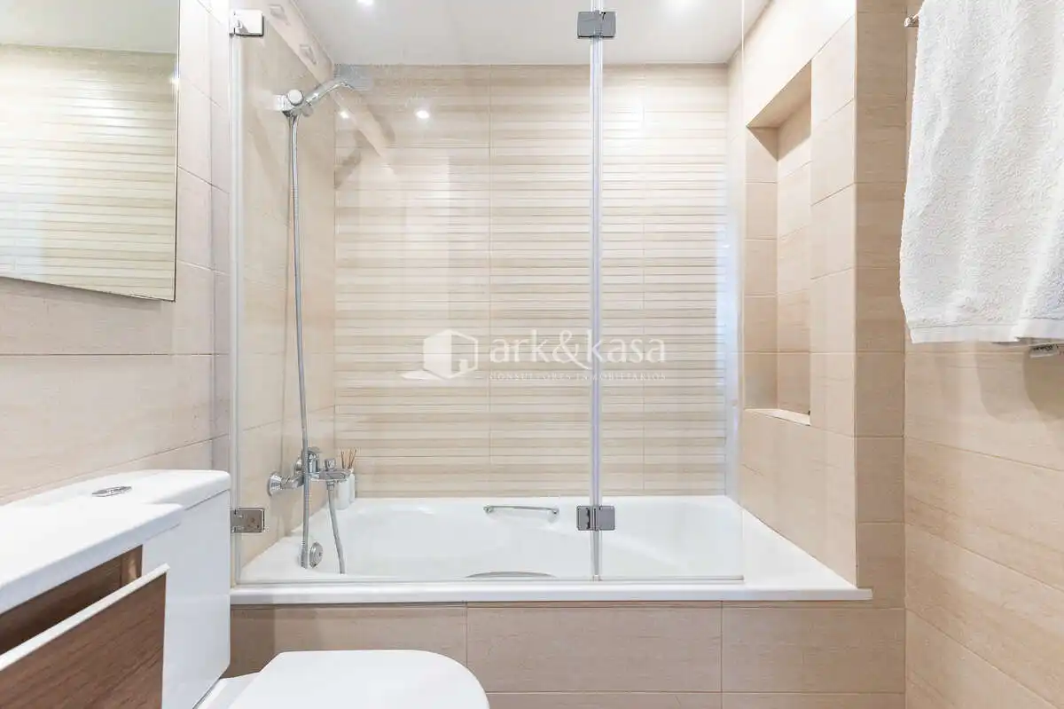 Badezimmer von Wohnung zum Verkauf in Valencia mit Klimaanlage, Abstellraum und Ofen