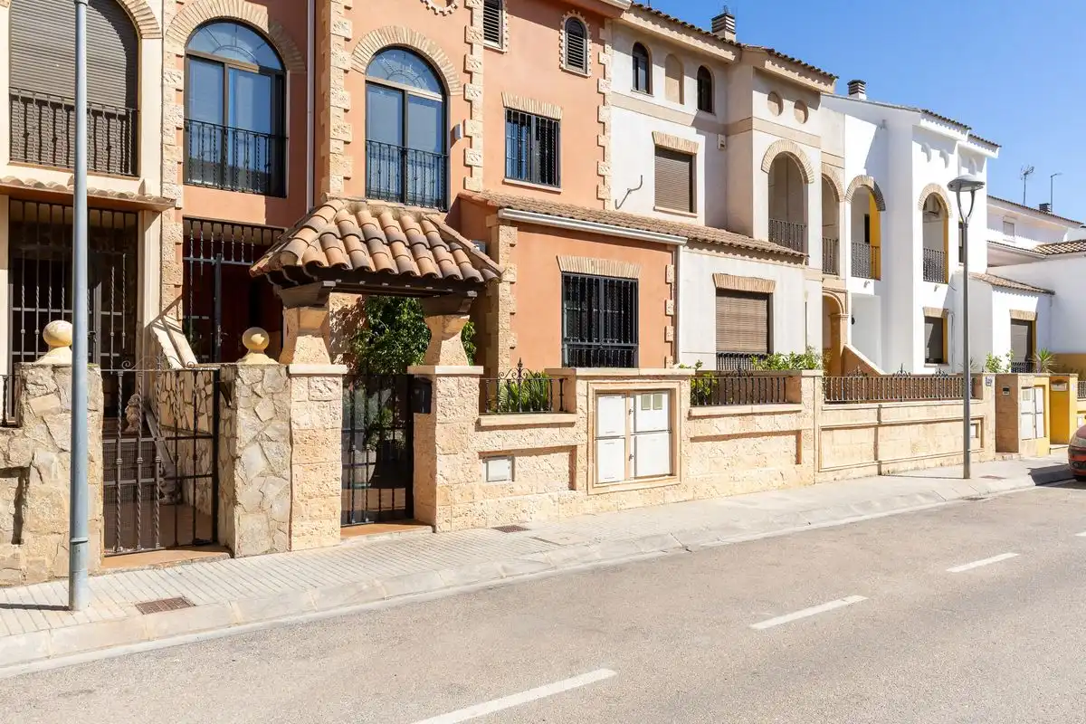 Vista exterior de Casa adosada en venta en Alaquàs con Aire acondicionado, Calefacción y Terraza