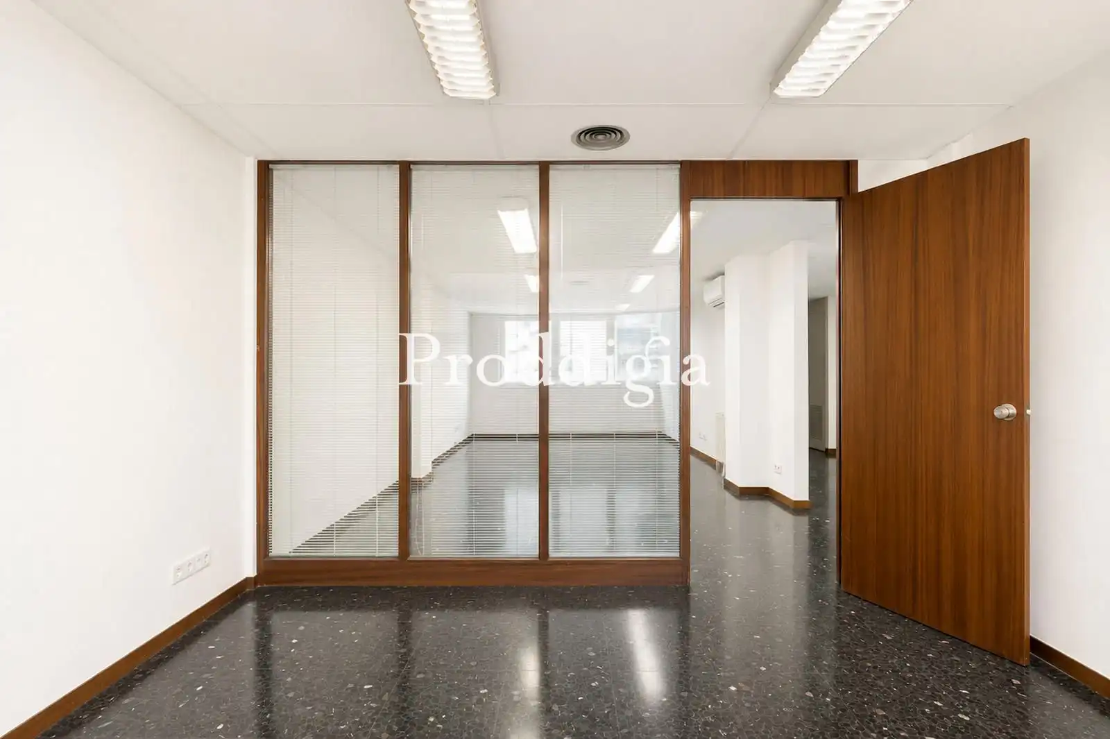 Office for rent in Barcelona  with Air Conditioner and Internet