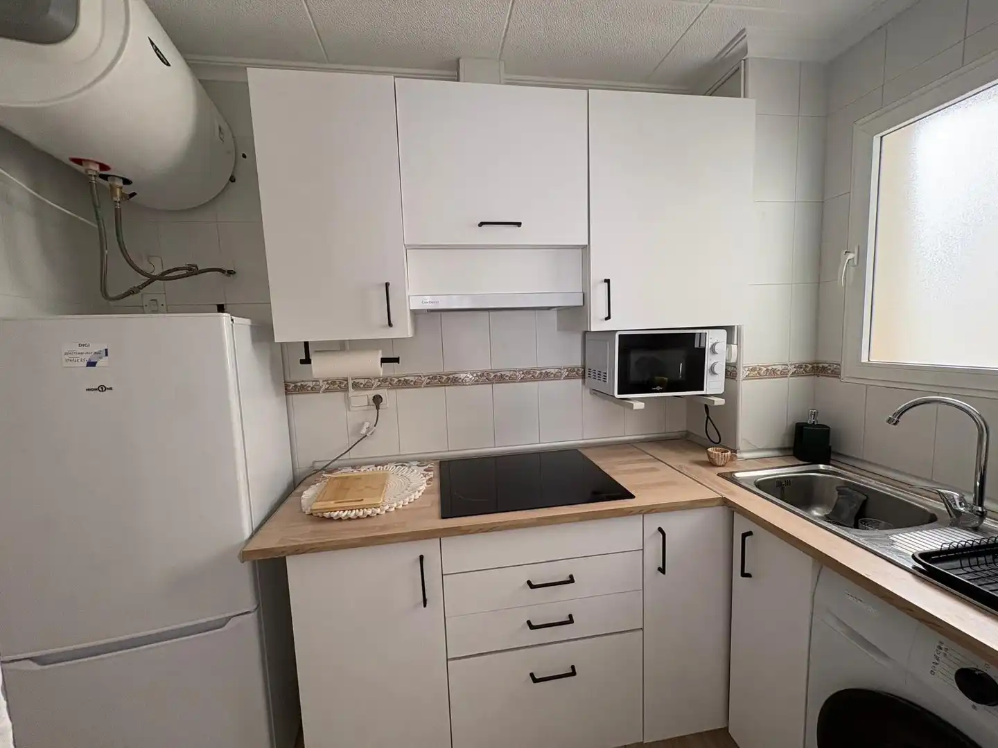 Cuina de Apartament de lloguer en Torrevieja amb Piscina, Moblat i Rentadora