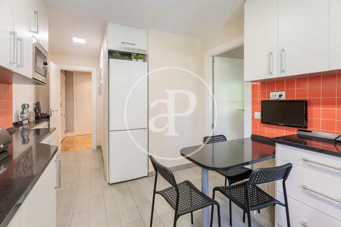 Küche von Wohnung zum Verkauf in Madrid mit Klimaanlage, Heizung und Privatgarten