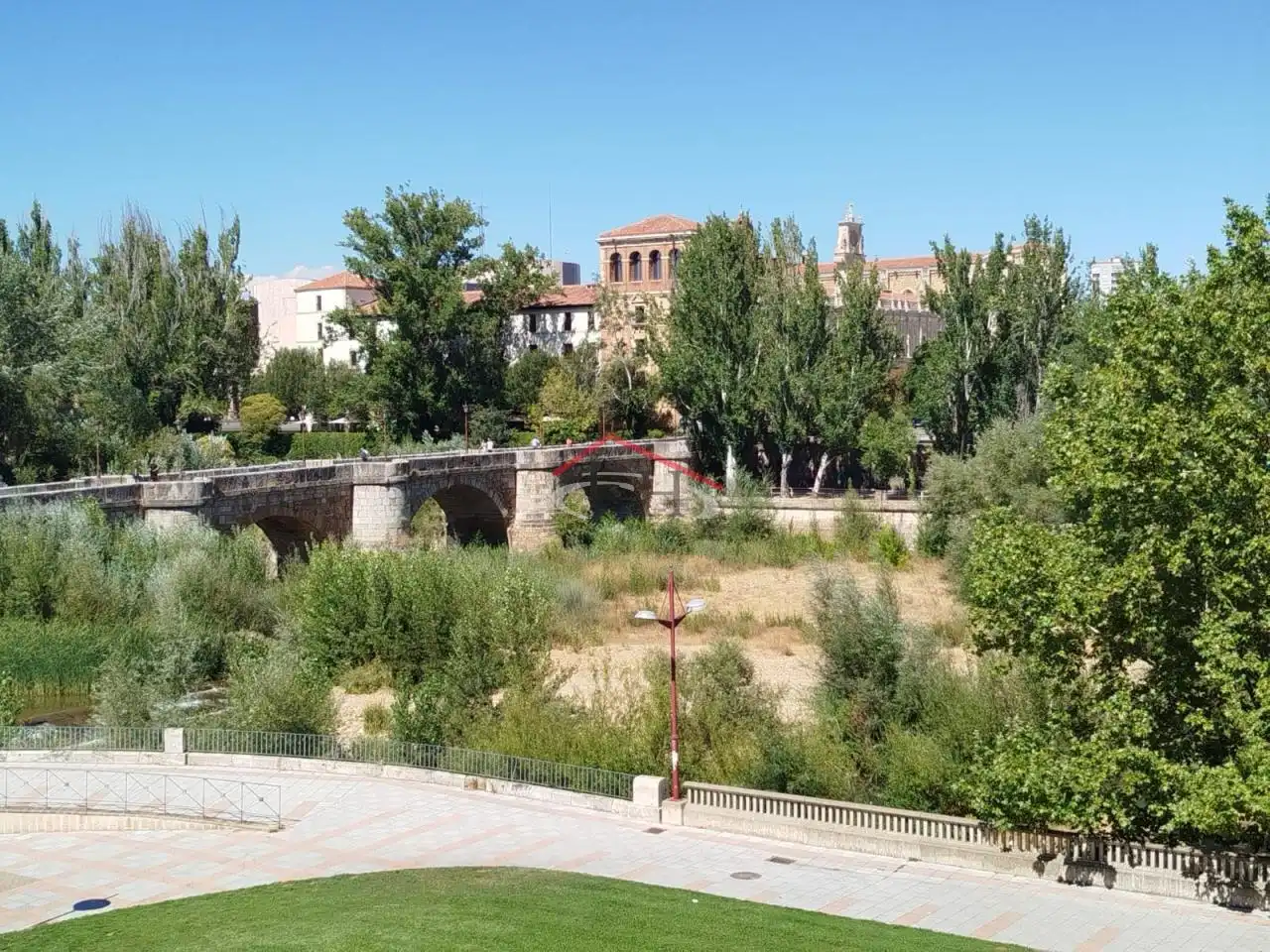 Vista exterior de Pis en venda en León Capital  amb Calefacció, Terrassa i Moblat