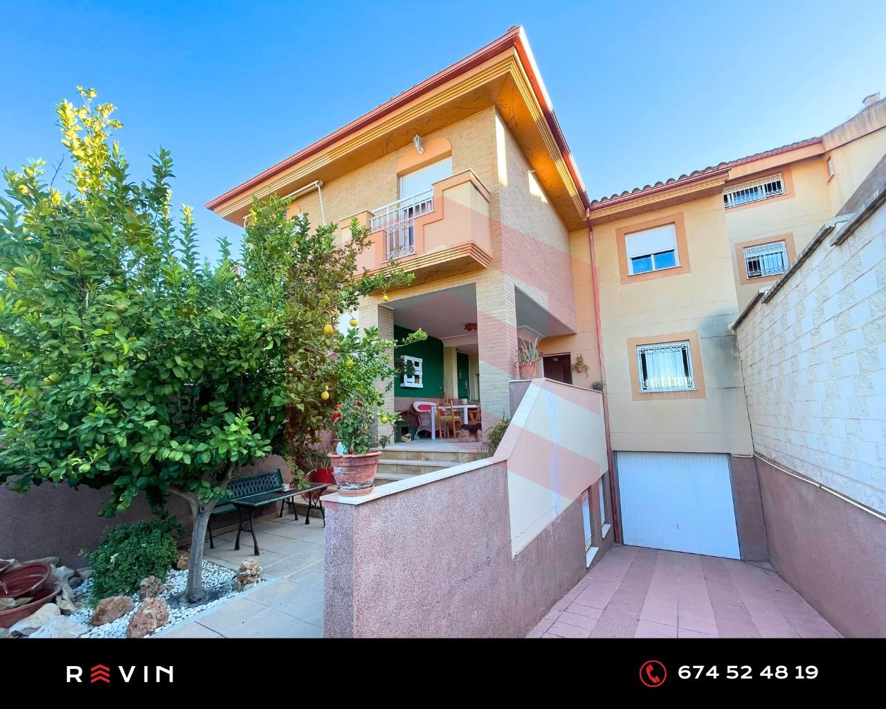 Exterior view of Single-family semi-detached for sale in La Guardia de Jaén  with Air Conditioner, Heating and Private garden